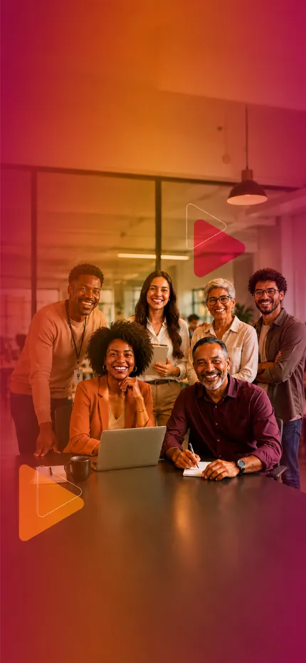 Equipe diversa da Faculdade Unyleya sorrindo em ambiente institucional